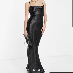 Svart långklänning  - Säljer min balklänning från asos. Köpt för något halvår sedan och endast använd en gång. Som ny! Den är även justerbar i ryggen (se andra bilden) så den passar fler storlekar. Fler bilder kan skickas vid intresse <3
