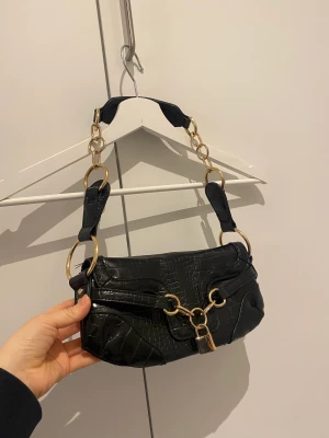 Svart skinn väska - Väskan är köpt på asos, har använt cirka tre gånger och därav ser den som ny ut.