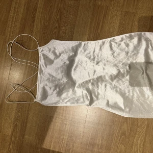 Klänning - En vit klänning som användes på min mösspåtagning! Sitter så fint i ryggen!