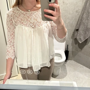 Blus från Zara - Söt blus med fina detaljer från Zara. 