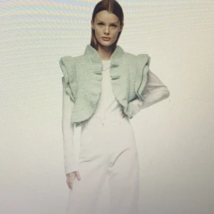 Kofta - Säljer denna fina kofta då den aldrig används, kan skicka egna bilder där man ser bättre om det skulle behövas❣️