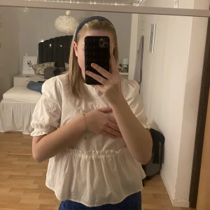 Volang topp  - Jättefin volangtopp som är sparsamt använd. Tyvärr har ögglan ibak där man knäpper tröjan gått sönder. Går lätt att sy tillbaka men funkar att använda utan att knäppa💓