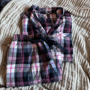 Victoria secret pyjamas - Victoria Secret pyjamas, använd fåtal gånger. Sjukt skön✨🤌🏻