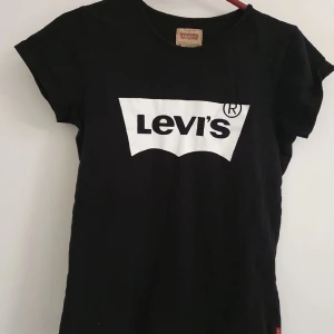 Levis t-shirt - Frakt: 64kr -passar XS/S TRYCK INTE PÅ KÖP NU UTAN KONTAKTA MIG OM DU VILL KÖPA 💜