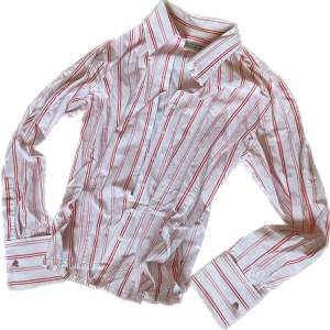 Så gullig röd vit rosa randig skjorta från T-Shirt factory, strl S🌷 Säljes då den tyvärr inte kommer till användning längre. Köparen står för frakten, kan även mötas upp i Stockholm🌷