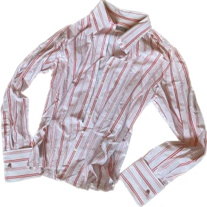 Randig skjorta - Så gullig röd vit rosa randig skjorta från T-Shirt factory, strl S🌷 Säljes då den tyvärr inte kommer till användning längre. Köparen står för frakten, kan även mötas upp i Stockholm🌷