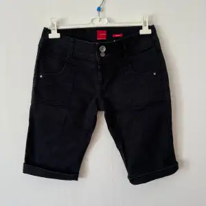 Svarta lågmidjade shorts för 35kr. Står storlek M men jag tycker den passar XS-S. 💛
