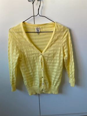 Kofta - Jättefin kofta från Yumis knitwear. Använd en gång. Det är olika knappar så skriv privat om du vill se hur dom ser ut💞