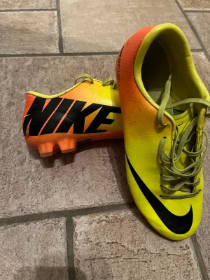 Nike Mercurial i strl 40.5 - Nike Mercurial fotbollskor. Gul och Orange. 