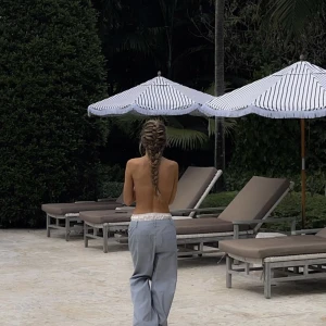 randiga byxor - SLUTSÅLDA ❗️ Blårandiga pyjamasbyxor från Hanna Schönbergs kollektion med na-kd. Lågmidjade och långa i benen - nyskick.