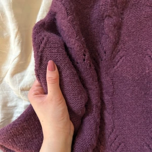 Lila stickad tröja - Lila, tjock, stickad tröja. Använd 1 gång, såå mjuk💞Pris är inklusive frakt. Har ingen storlek men skulle säga att den passar allt från XS-L beroende på hur man vill att den ska sitta.