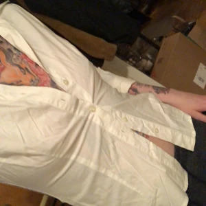 Tight skjorta - Står s passar som xs