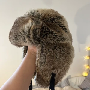 Fluffig mössa - Fin varm mössa, perfekt till fjällen 😍Pris är inklusive frakt. 