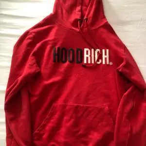 Säljer min hoodrich hoodie då den inte kommer till användning längre den går inte heller och köpa längre. Kan gå med på lägre pris vid snabbaffär 