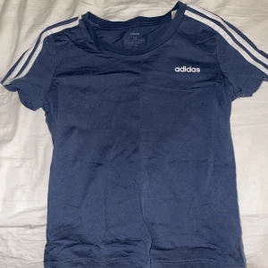 Adidas t-shirt - Blå t-shirt från adidas i storlek M 