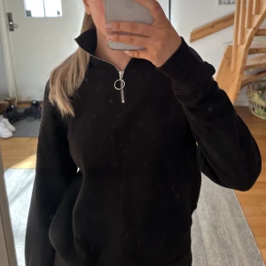 Tröja  - Säljer denna svarta polo sweatshirt då den inte används längre, bra skick! Dragkedja vid kragen ⚡️⚡️