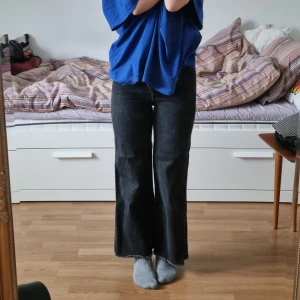 Vida jeans - Svarta vida jeans med hög midja och slitna nere i kanten på benen. För små i midjan på mig. Skriv om du har frågor⭐️