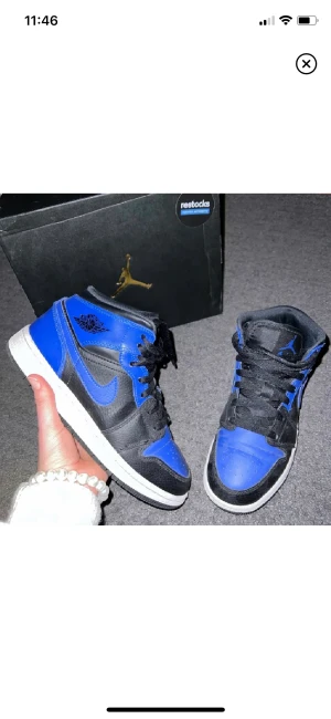 Jordans - Lägger ut dessa skor igen fast längre pris vill gärna bli av med skorna snabbt, storlek 36.5 Jag har 37 i skor å kan ha dom men dom är lite för små bra skick knappt använda