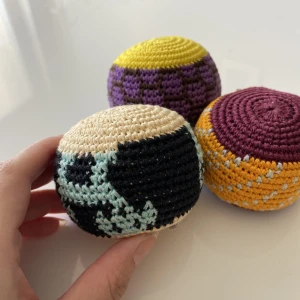 ✨söta virkade stressbollar✨ - säljer 3 söta virkade stressbollar 🥰