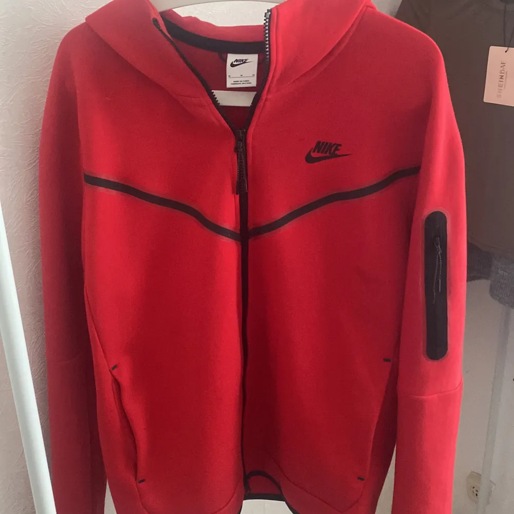 Nike tech fleece i färgen röd, storlek M, köpt från JD, frakt 75kr. Tröjor & Koftor.