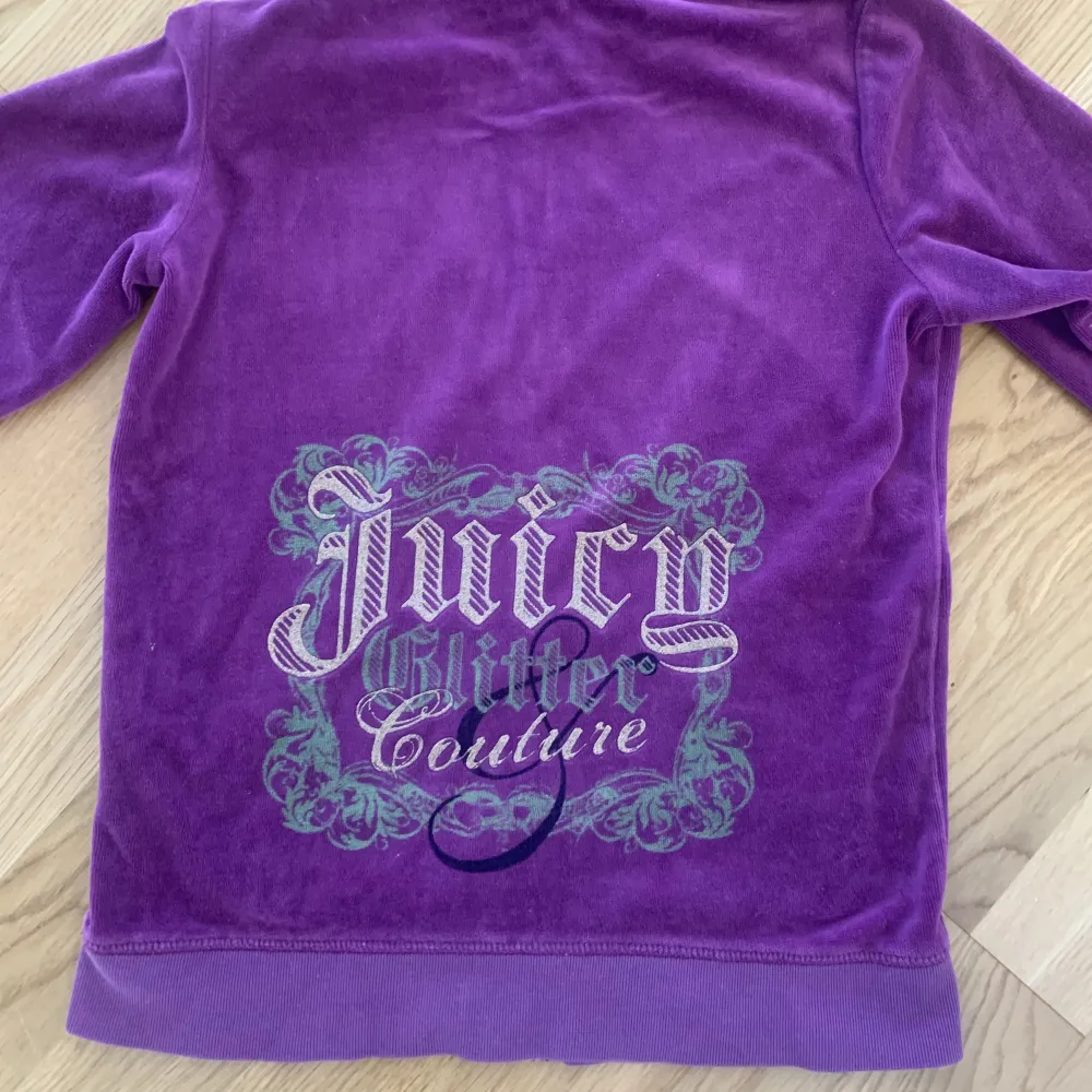 Gammal lila juicy tröja i jättefint skick, köpte den här på Plick men den satt inte som jag ville på mig:) . Tröjor & Koftor.