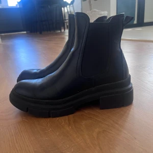 Boots - Säljer snygga boots som är använda sparsamt. Jättesnyggt till kjol! Storlek 36 (jag har vanligtvis oftast 37 men ibland 36)