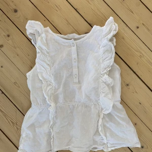 Blus med volanger - Blus med volanger. Använd 1 gång 