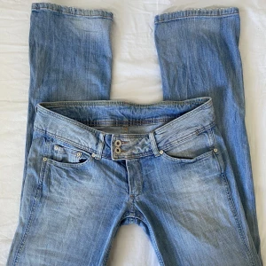 Lågmidjade jeans  - Jättesnygga lågmidjade pepe jeans i bra skick. Midja: ca 43, Innebenslängd: ca 87. Skriv privat för frågor eller flera bilder ❤️250kr + frakt 