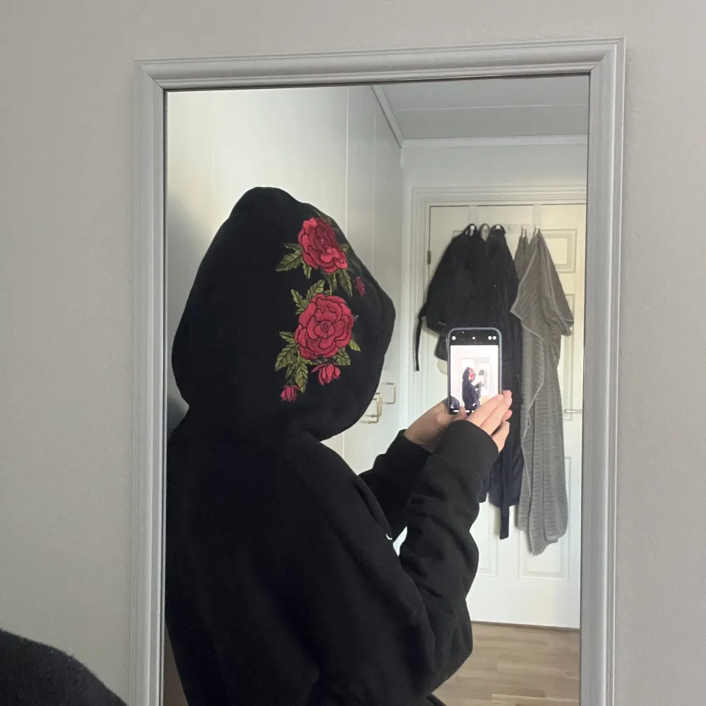 Superskön svart hoodie som inte längre kommer till användning, använt några gånger men är i bra skick❤️det är rosor på båda sidorna av luvan👌🏻. Hoodies.