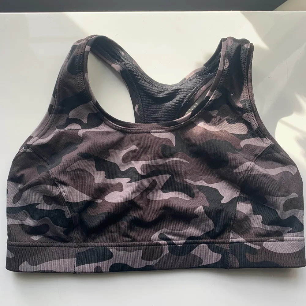 Säljer en helt oanvänd sport-bh från Casall. Supersnygg med camouflage mönster. Medium-hård så den fungerar bra till de flesta sporter såsom löpning, spinning, högintensiv träning. Nypris 350 kr.. Toppar.