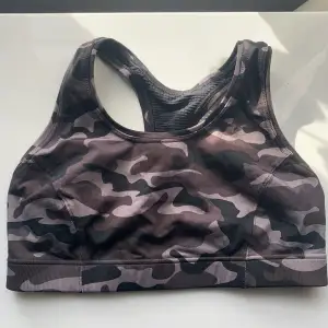 Säljer en helt oanvänd sport-bh från Casall. Supersnygg med camouflage mönster. Medium-hård så den fungerar bra till de flesta sporter såsom löpning, spinning, högintensiv träning. Nypris 350 kr.