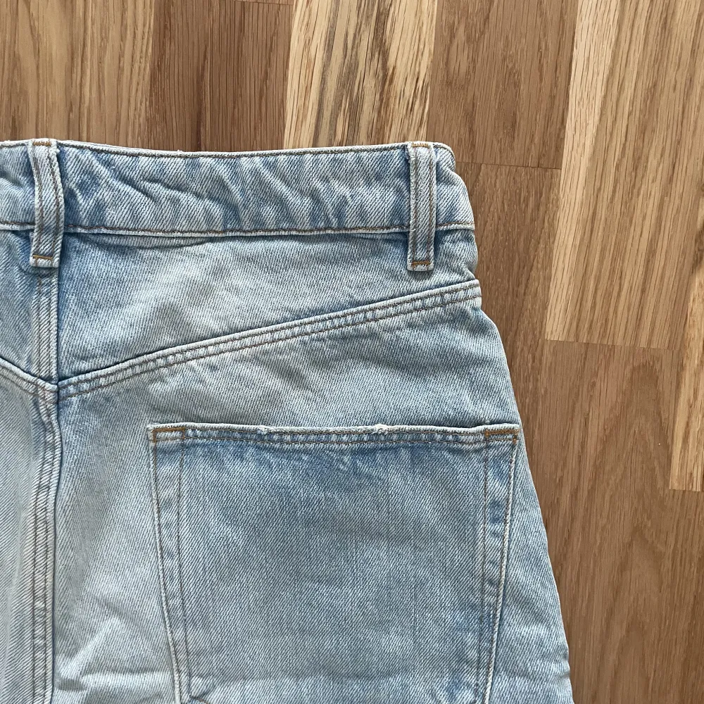 Säljer dessa ljusa jeans, de är lite mer åt de lösa hållet, inget märke eller lappar på byxorna. Pris kan diskuteras vid snabb affär!. Farkut & Housut.