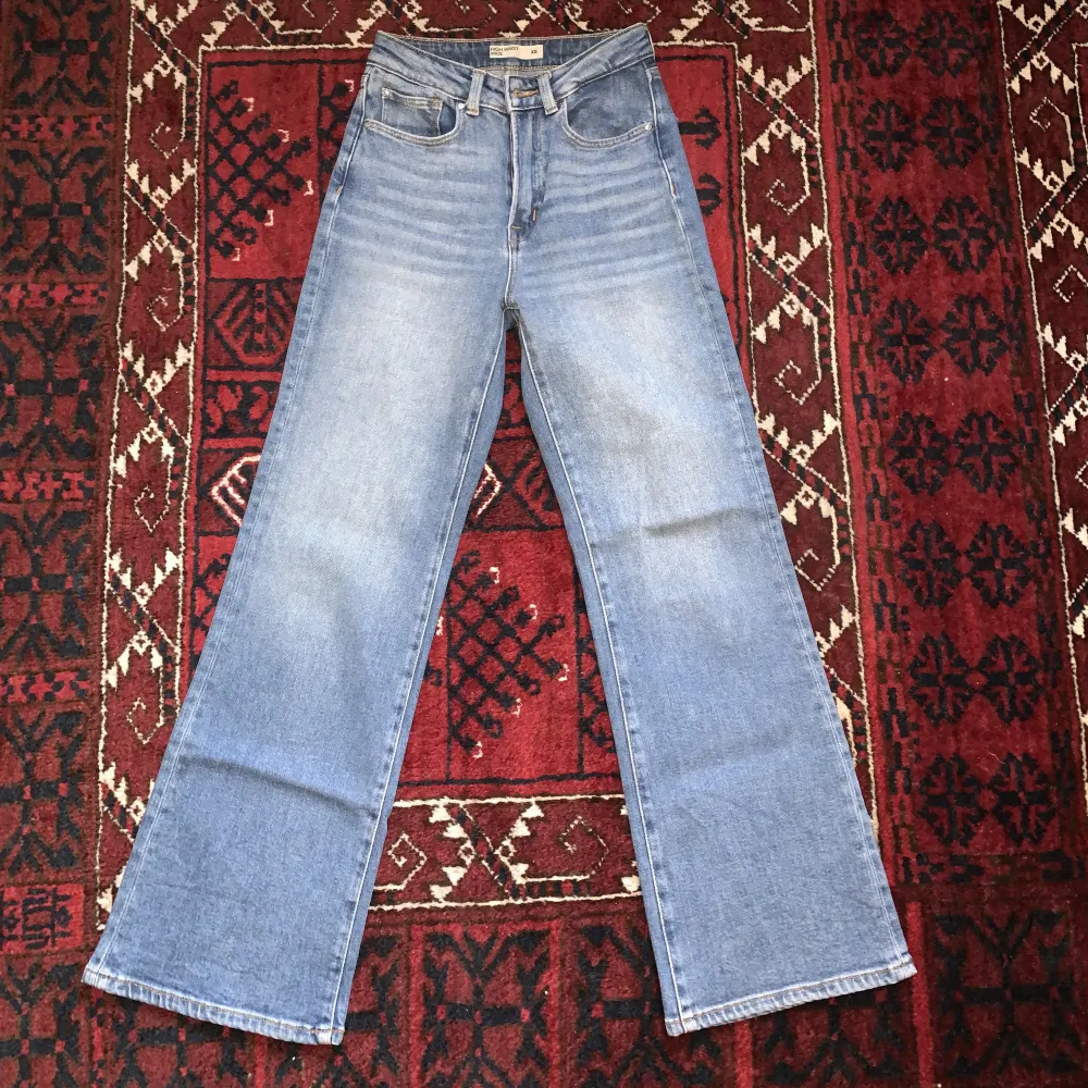 Fina blå jeans som är raka i modellen men går ut lite mer där nere, se bild. Mycket använda men i väldigt fint skick💫. Jeans & Byxor.