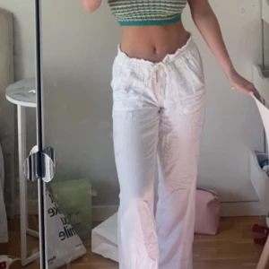 Roxy Linnebyxor - Intressekoll !! På min Roxy linnebyxor som köptes förra sommaren på deras hemsida för 599kr. Använda en sommar men som nya, första bilden är min egen och de andra två är lånade 🫶🏼 storlek S men passar Xs/s