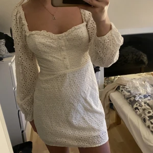 Student klänning  - Säljer denna fina vita klänning, perfekt till studenten. Har dock hittat en annan därav säljer jag!🤍
