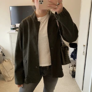 Intressekoll grön vårjacka - Tänkte göra en intressekoll på min superfina jacka som jag har köpt här på Plick. Bilderna är lånade men skriv för fler bilder eller frågor. Är storlek S i herr från A Days March och i väldigt bra skick! Säljer vid bra bud! ❤️