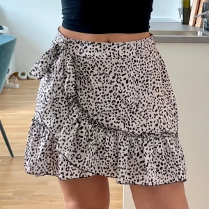 Volangkjol - Kjol köpt på CC i strl XL, jag har vanligtvis S för referens 💌 Fint skick!