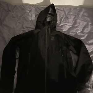 Cyclone rescue jacket - Cyclone rescue jacket strl,använd väldigt få gånger väldigt bra skaljacka med recco reflektorer