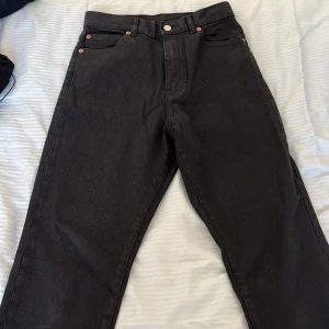 Byxa - Svarta momjeans från Dr.Denim. Helt nya. För stora på mig. 