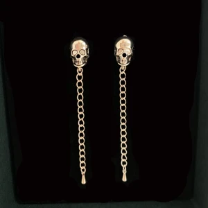 Örhängen - Så snygga örhängen med dödskalle och en droppe längst ner. Ett örhänge 59kr och ett par 89kr. Frakt tillkommer på 15kr (inte 25)💗💗