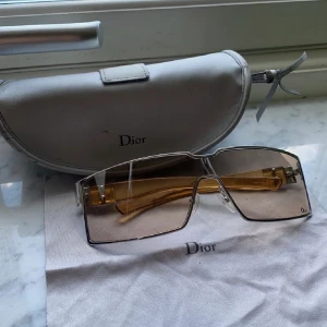 Vintage dior-glasögon  - Säljer mina fina vintage dior-solglasögon. Köpte de vintage för 1400 och har endast använt de 1 gång. Säljer för 900. Hör av er 🌷