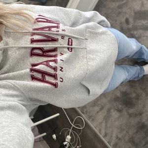 Hoddie med tryck - Grå hoddie med tryck, väldigt skön och mjukt material. Använd fåtalgånger ❤️