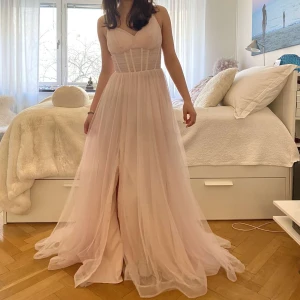 Balklänning Rosa - Rosa baklänning i chiffong som är helt oanvänd då den var för stor. Inbyggd BH, släp, korsett aktig överdel. Storlek 34 / Small, etiketten sitter kvar.