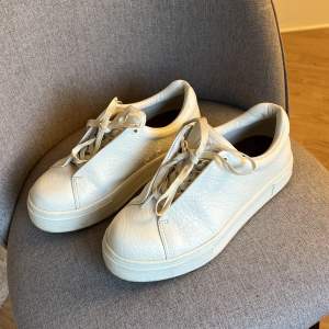 Vita sneakers från Eytys, använda fåtal gånger. Väldigt fräscha och fina men används inte längre  Köptes för: 1999kr