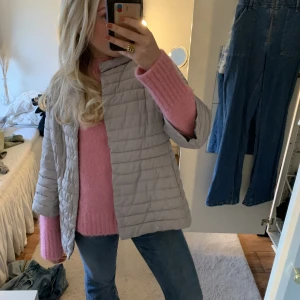 Trekvartsärmad jacka - Super fin jacka som liknar herno jackan. Den är grå/beige och är super fin nu till våren. Jackan är i L men passar S/M