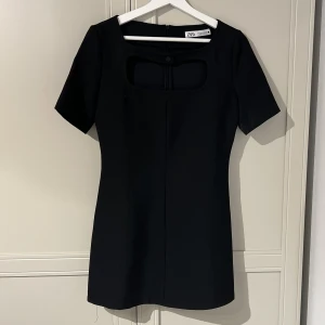 Svart mini klänning  - Nytt skick! Använd 1 gång 