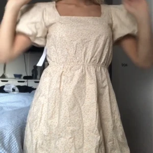 Klänning  - Säljer denna jättefina blommiga klänning som är helt oanvänd från Nakd, jättefin rygg och så fina armar. Skriv för mer bilder❤️ Pris: 130kr