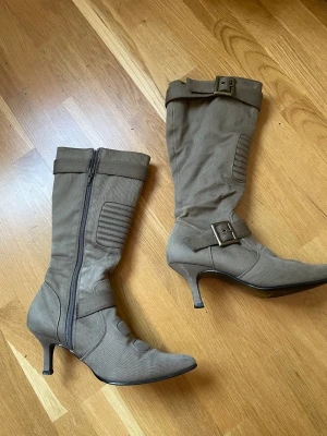 Vintage stövlar - Jätte fina vintage stövlar i strl 3/ 36 ungefär. Dom är köpta secondhand i barcelona, har några defekter och en liten trög kjedja men inget är trasigt. Jätte coola detaljer och fin färg!