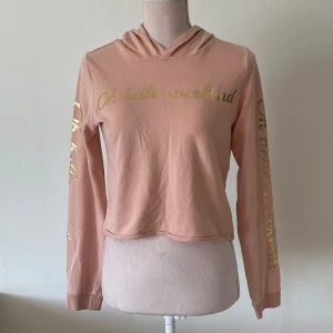 Rosa tröja - Rosa tröja med luva. Det står ”Oh hello Weekend” på den. I storlek S. För bara 30kr💝
