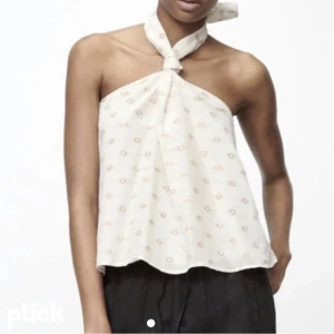 Halter topp - Säljer denna superfina halter toppen från Zara för att den tyvärr inte kommer till användning för mig❤️ Toppen är endast använd 1 gång och är i storlek M, men den passar även S.